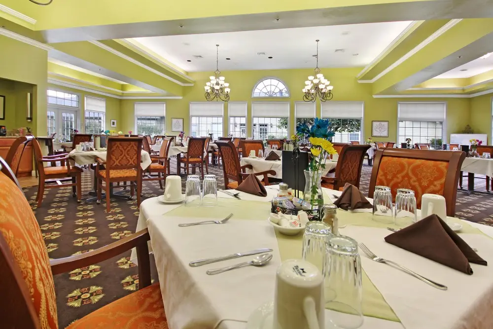 Large dining area at American House Brentwood, a senior living community in Nashville, Tennessee