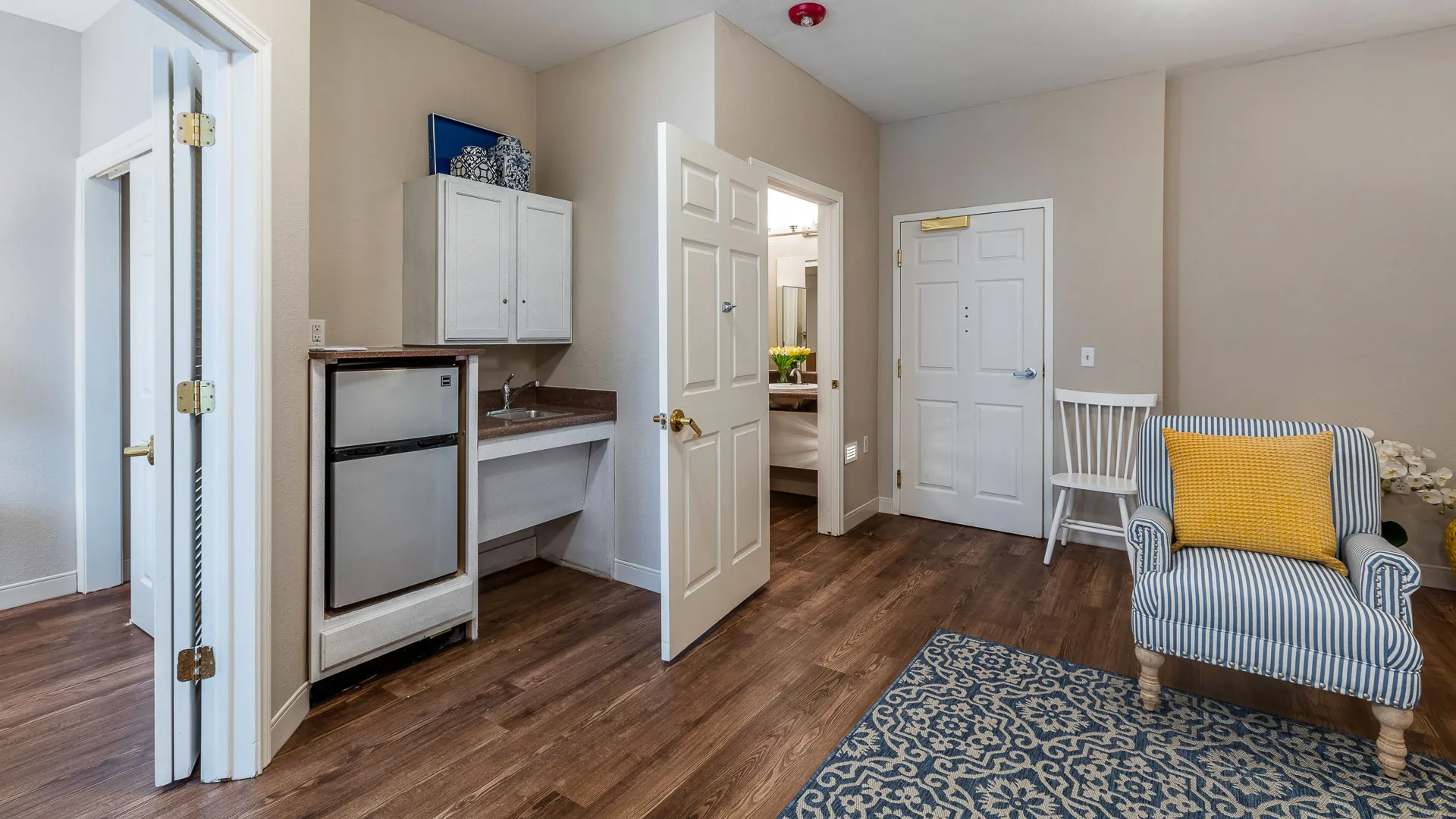 Living room and kitchenette at American House Bartlett