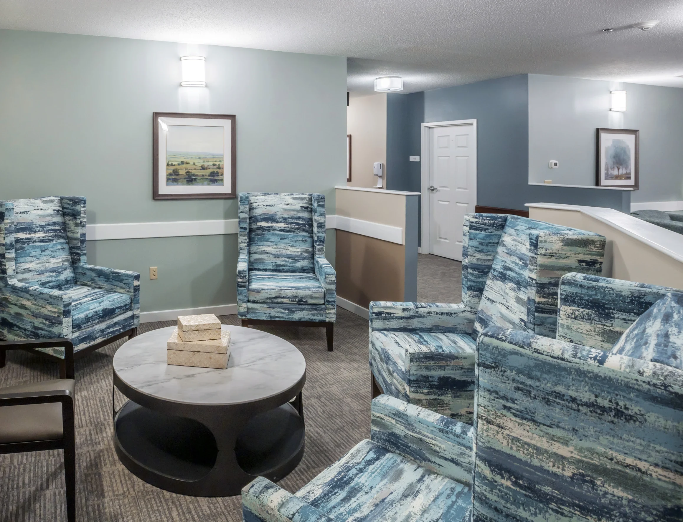 Common seating area / lounge at American House Kingsport, a retirement home in Kingsport, TN