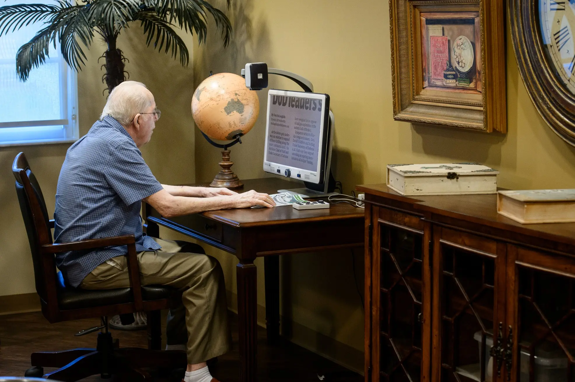 Senior on the computer in a common area of a senior living community in Niceville, FL