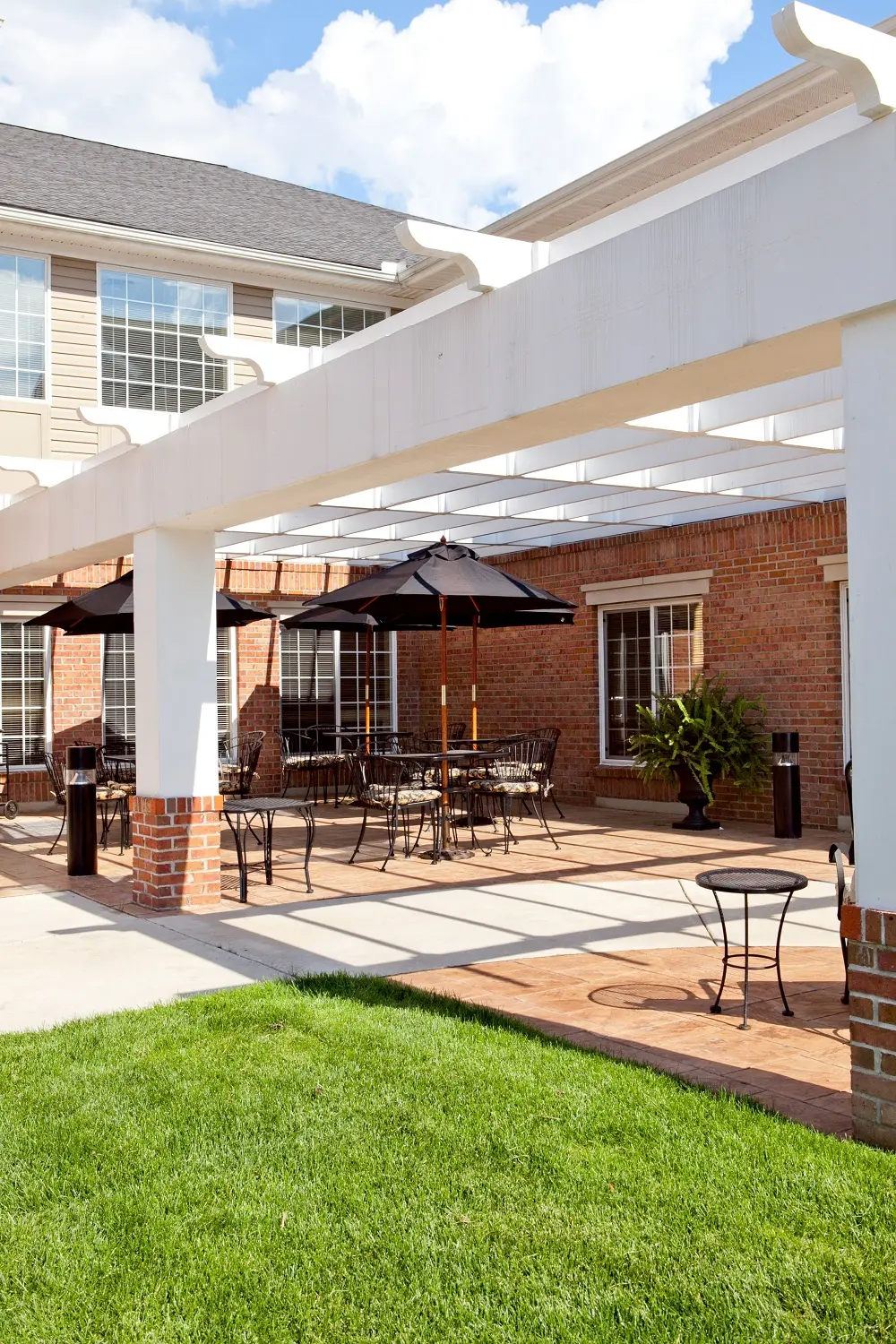 Patio American House Park Place Senior Living Community in Warren, MI