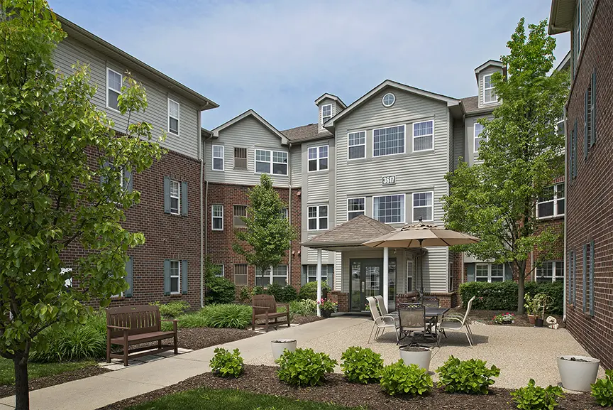 Outdoor courtyard with patio furniture at a retirement home in Rochester Hills, MI