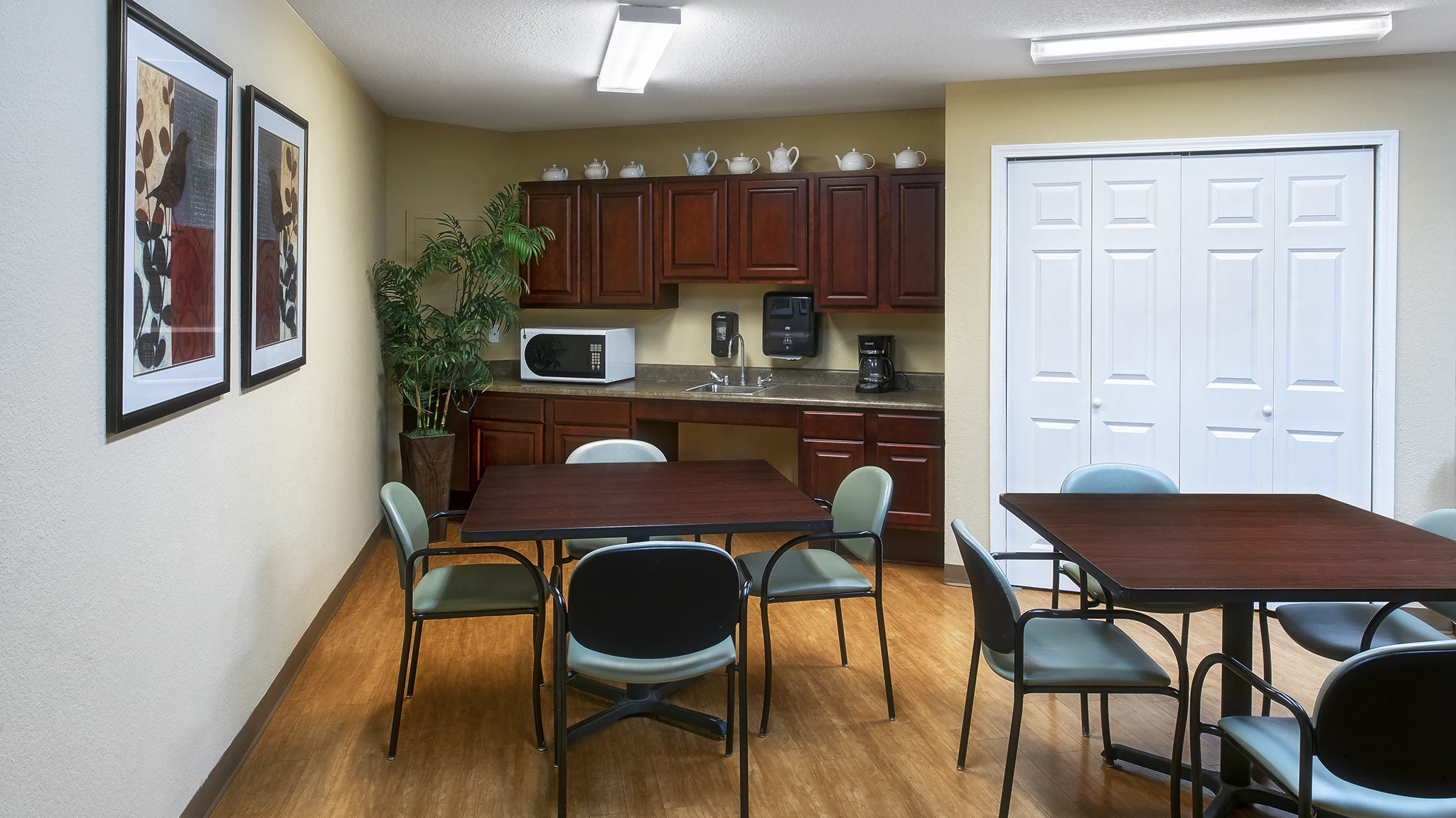 Common area at American House Milford, a retirement home in Milford, MI